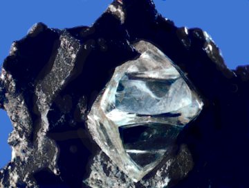 Naturally occurring diamond crystal
